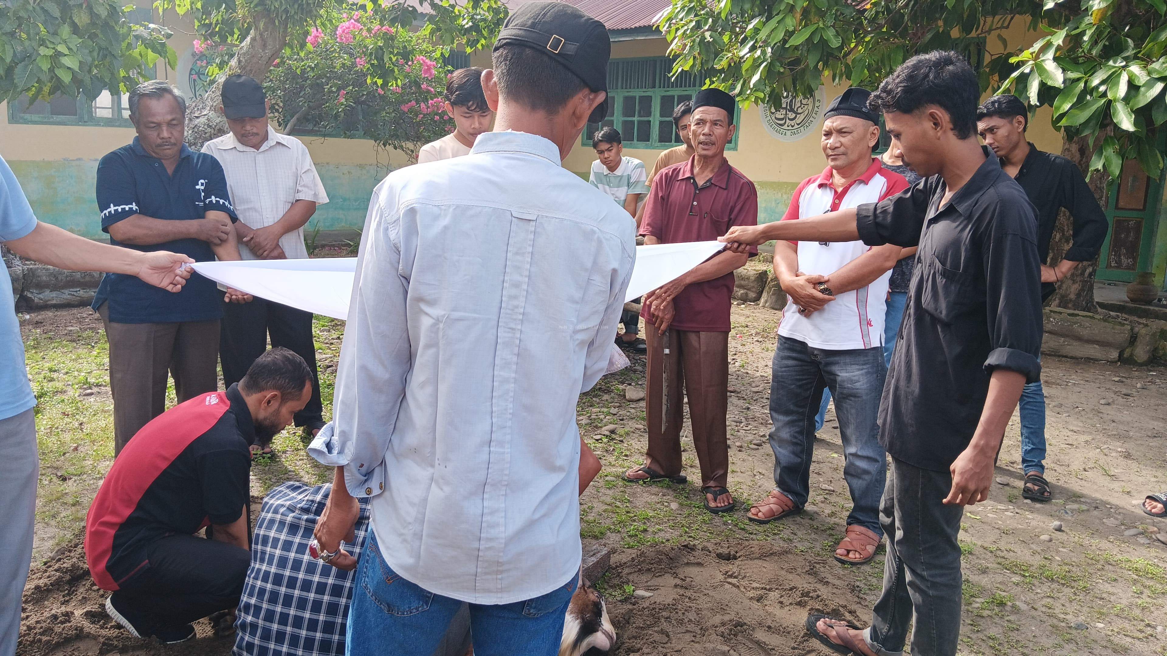 Momen Idul Adha Terbarkan Cinta dan Berbagi, Keluarga Besar MAN 2 Aceh Selatan Melaksanakan Pemotongan Hewan Kurban